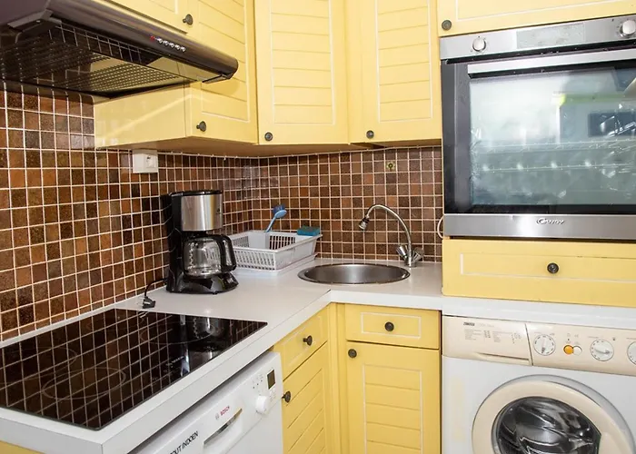 Location T2 Au Lavandou, Et Parking Prive, Pour 4 Pers - Fr-1-803-47